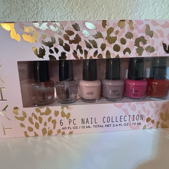 BUNDLE: 💋💋GIFT SET Nail Polish / Cosmetic Bag / Lipsticks / Mirror, Etc 💋💋 - Picture 11 of 15